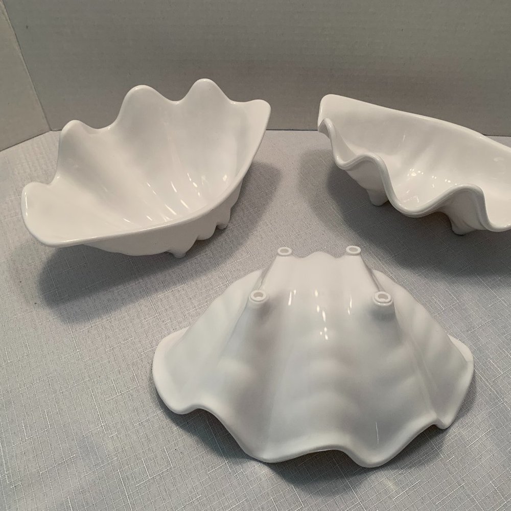 Set of 3 clam shell dishes